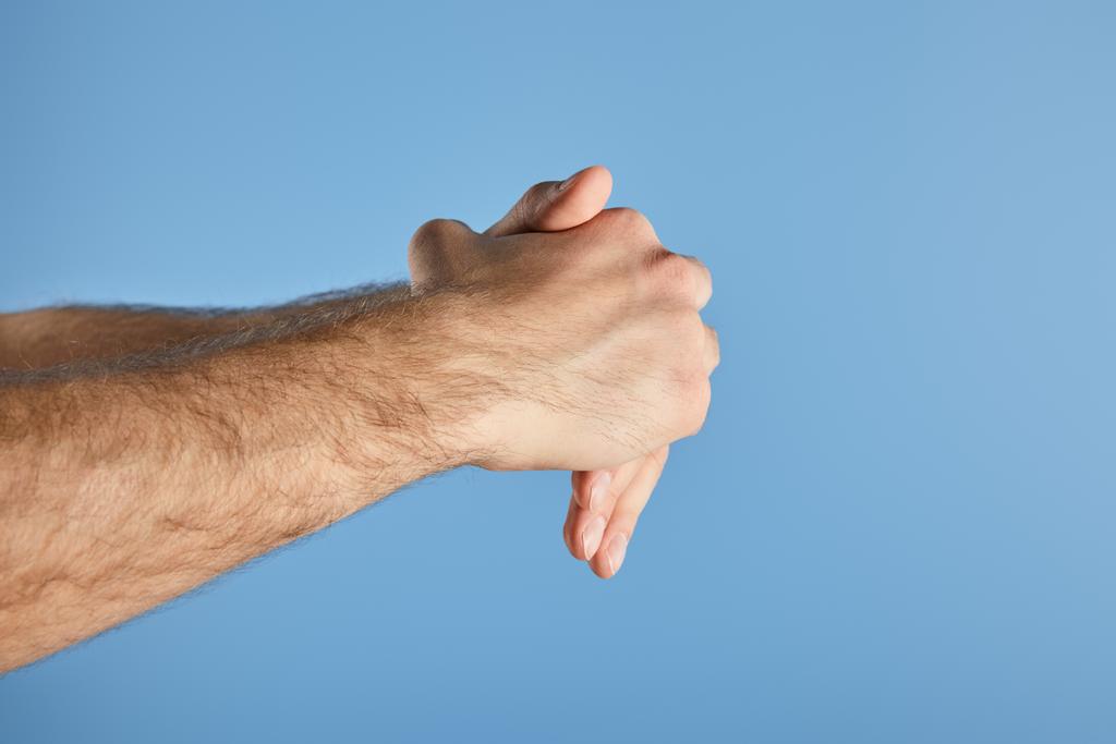 abgeschnittene Ansicht eines Mannes, der sich die Hände isoliert auf Blau wäscht - Foto, Bild