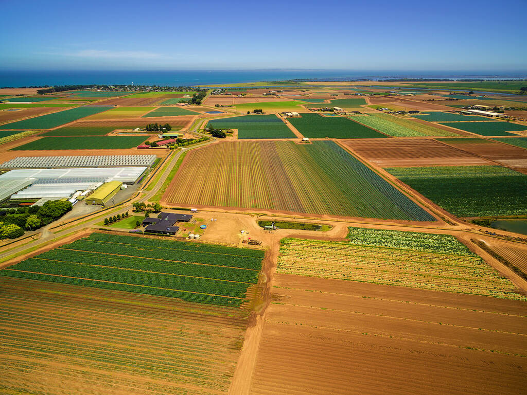 Luftaufnahme landwirtschaftlicher Felder in der Nähe der Meeresküste in Australien - Foto, Bild