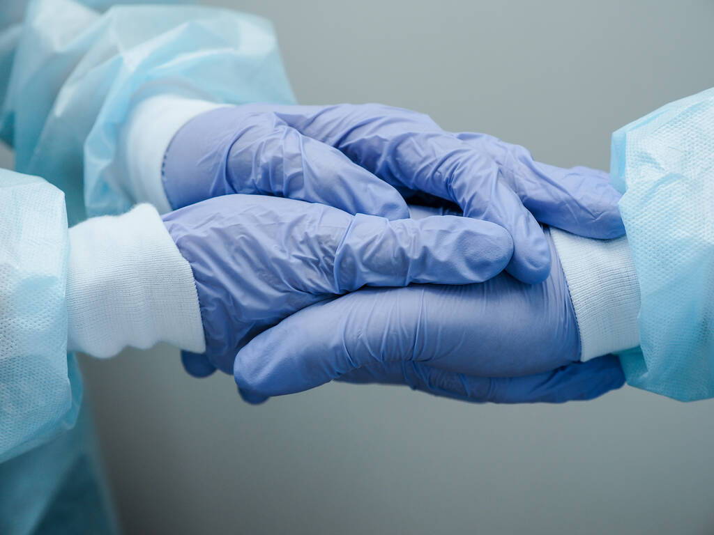 Serrer la main de deux médecins en gants médicaux
 - Photo, image
