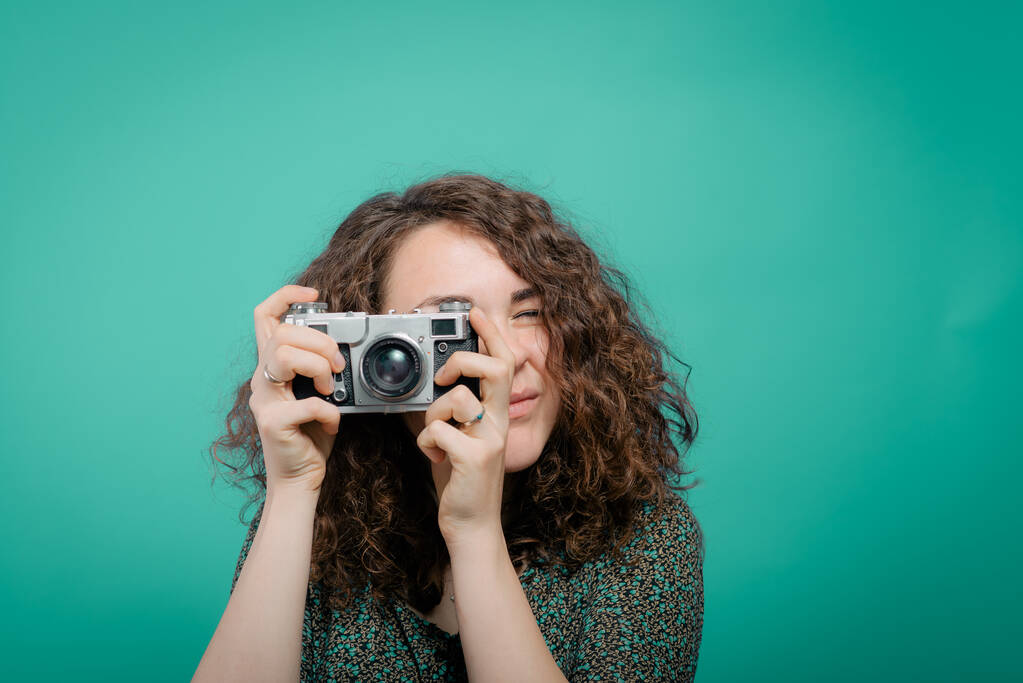 Donna con macchina fotografica sullo sfondo dello studio - Foto, immagini