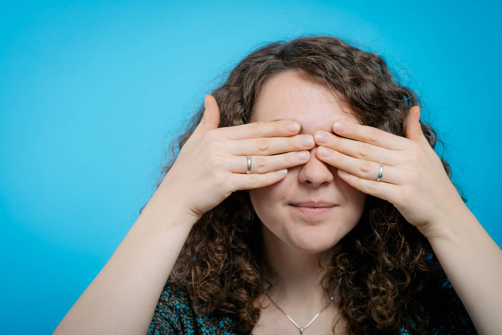 γυναίκα κλείνει τα μάτια με τα χέρια της - Φωτογραφία, εικόνα
