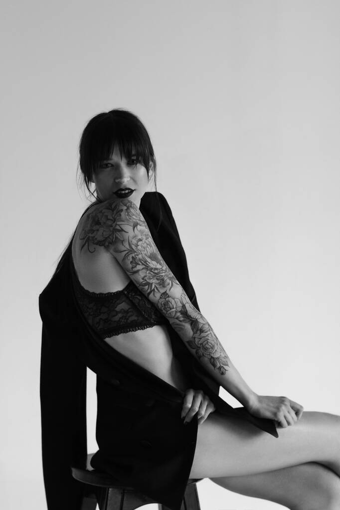 Bella giovane donna con tatuaggio a portata di mano indossando giacca maschile
 - Foto, immagini