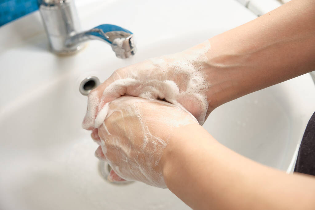 Lave as mãos com sabão e água corrente. Higiene
 - Foto, Imagem