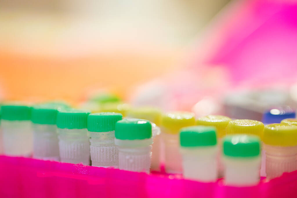 Aşıları ve ilaçları virüs ve DNA için test etmek için kullanılan laboratuvar araçlarının resmini kapat - Fotoğraf, Görsel