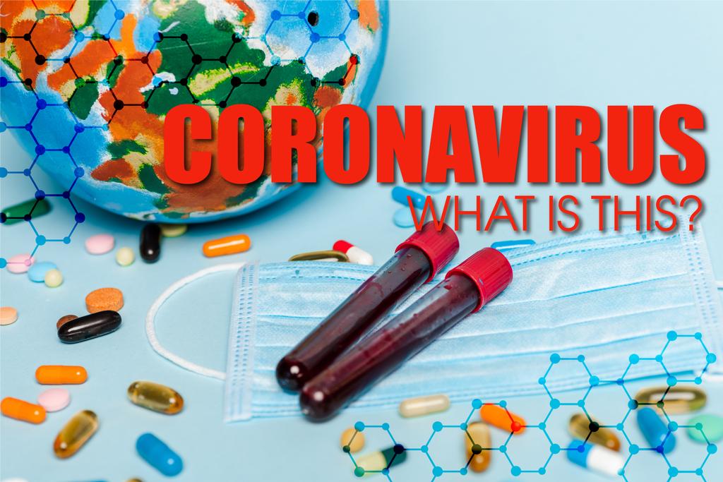 Reagenzgläser mit Blutproben in der Nähe medizinischer Maske, Pillen und Globus auf blauem Hintergrund, Coronavirus-Illustration - Foto, Bild