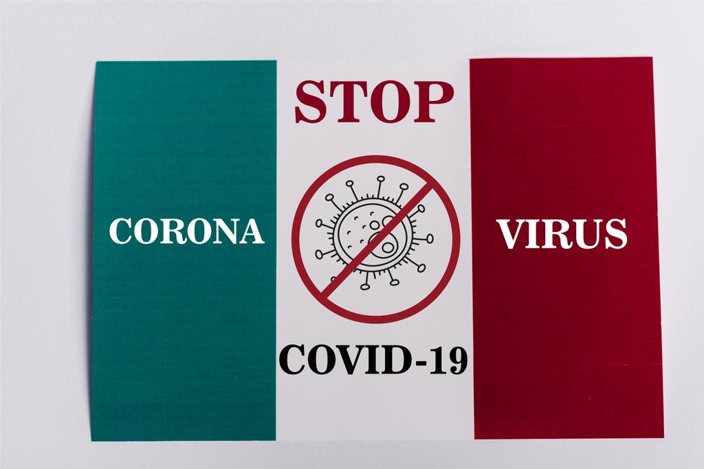 vista superior de la bandera italiana sobre fondo blanco, stop coronavirus illustration
 - Foto, Imagen