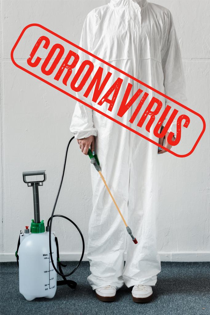 Ausgeschnittene Ansicht einer Person im weißen Warnanzug mit Desinfektionsmittel im Büro, Coronavirus-Illustration - Foto, Bild