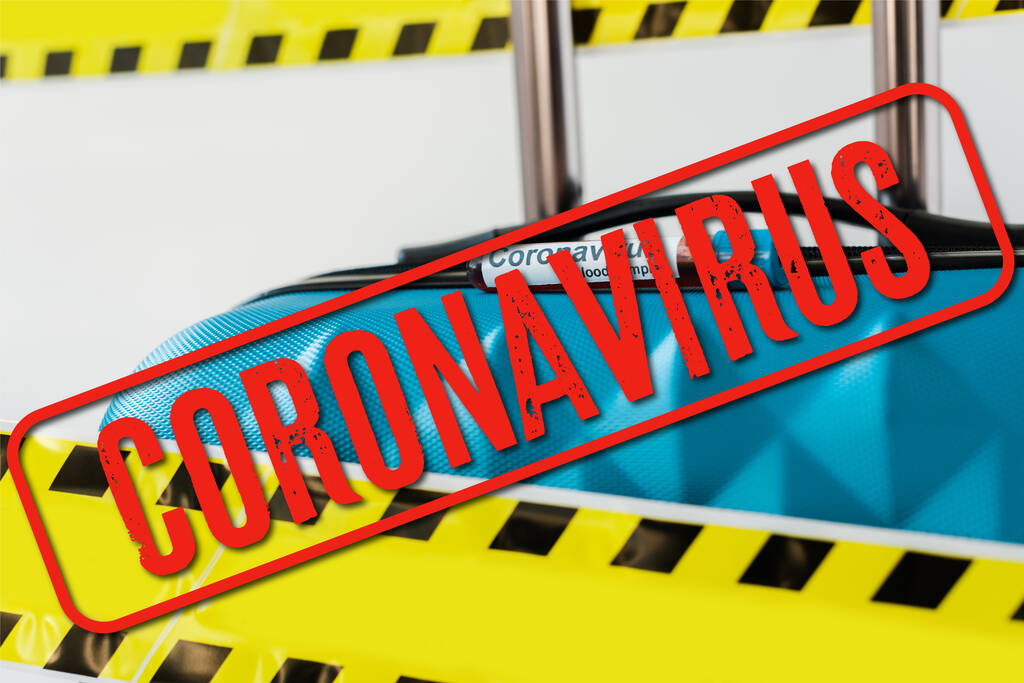 vue rapprochée de la valise bleue avec échantillon de sang dans un ruban jaune et noir d'avertissement de danger isolé sur blanc, illustration du coronavirus
 - Photo, image