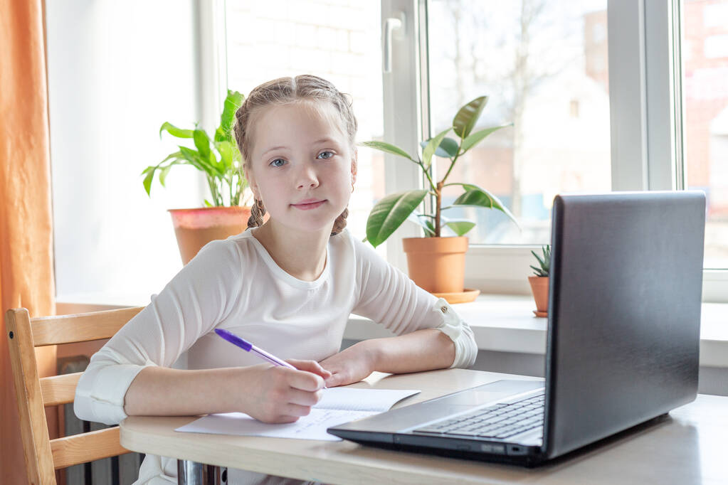 Schülerin lernt zu Hause mit Laptop. Heimschule, Online-Bildung, häusliche Erziehung, Quarantäne-Konzept - Image - Foto, Bild