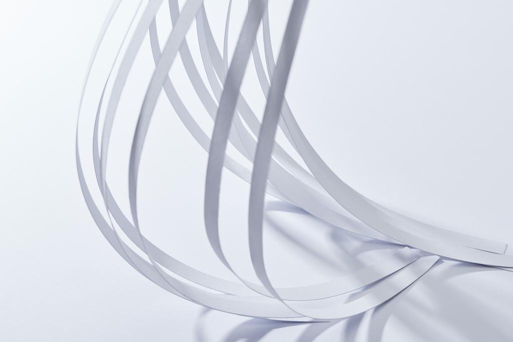 крупним планом вид паперових смуг на білому тлі
 - Фото, зображення