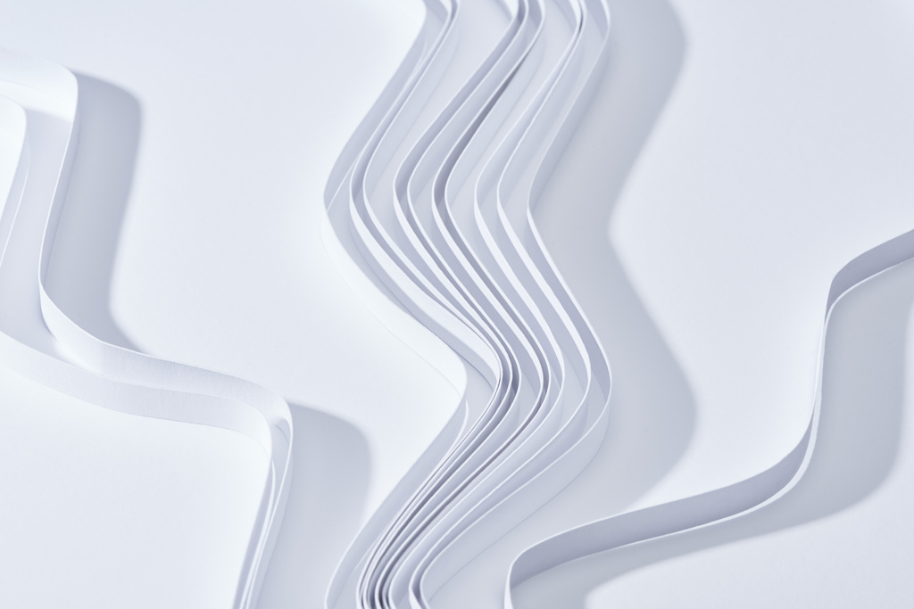 крупный план волнистых бумажных полос на белом фоне
 - Фото, изображение