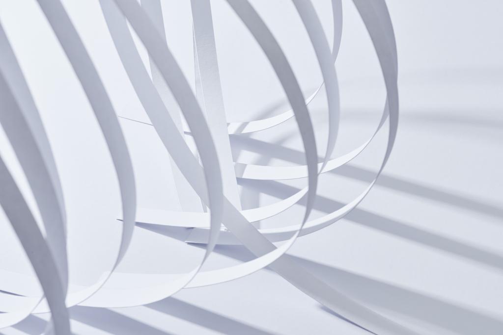 κοντινή προβολή καμπυλωτών λωρίδων χαρτιού σε λευκό φόντο - Φωτογραφία, εικόνα