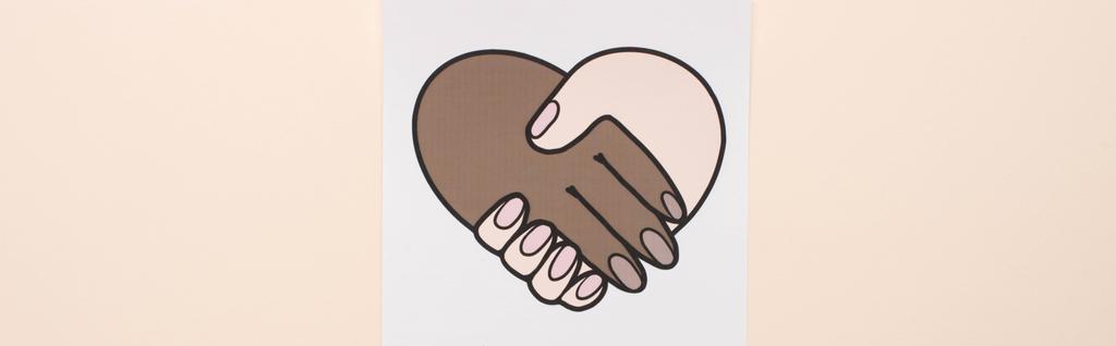 vista superior de la imagen con apretón de manos multiétnico aislado en beige, plano panorámico
 - Foto, Imagen