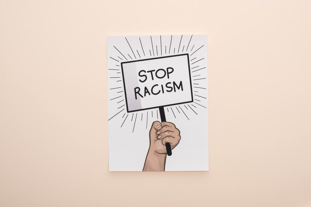 bovenaanzicht van het beeld met getrokken hand en stop racisme plakkaat op beige achtergrond - Foto, afbeelding