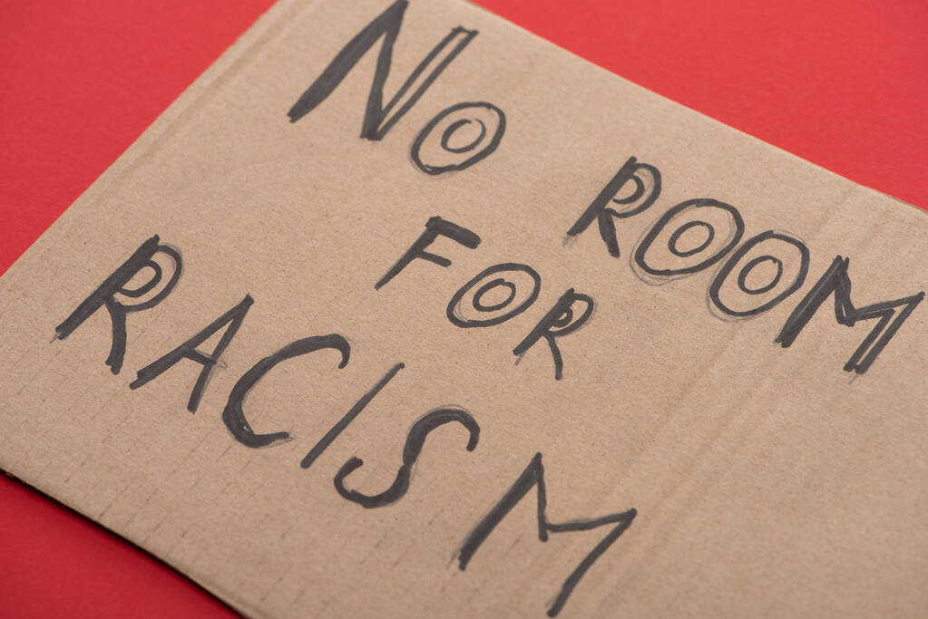 karton tabliczka z powiedzieć nie ma miejsca na napisy rasizmu na czerwonym tle - Zdjęcie, obraz