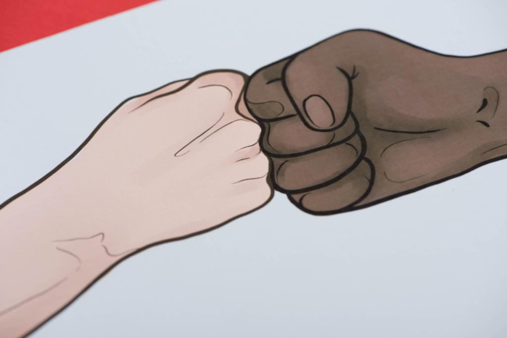 foto met getrokken multi-etnische handen doen vuist hobbel op rode achtergrond - Foto, afbeelding