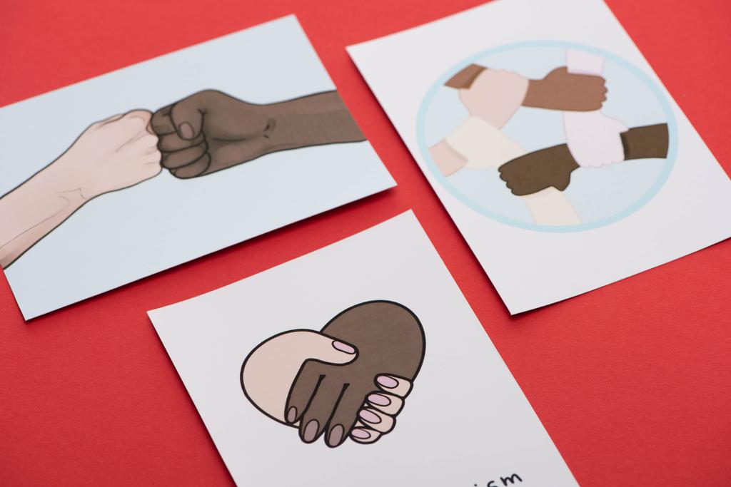 Nahaufnahme von Bildern mit multiethnischen Händen auf rotem Hintergrund - Foto, Bild