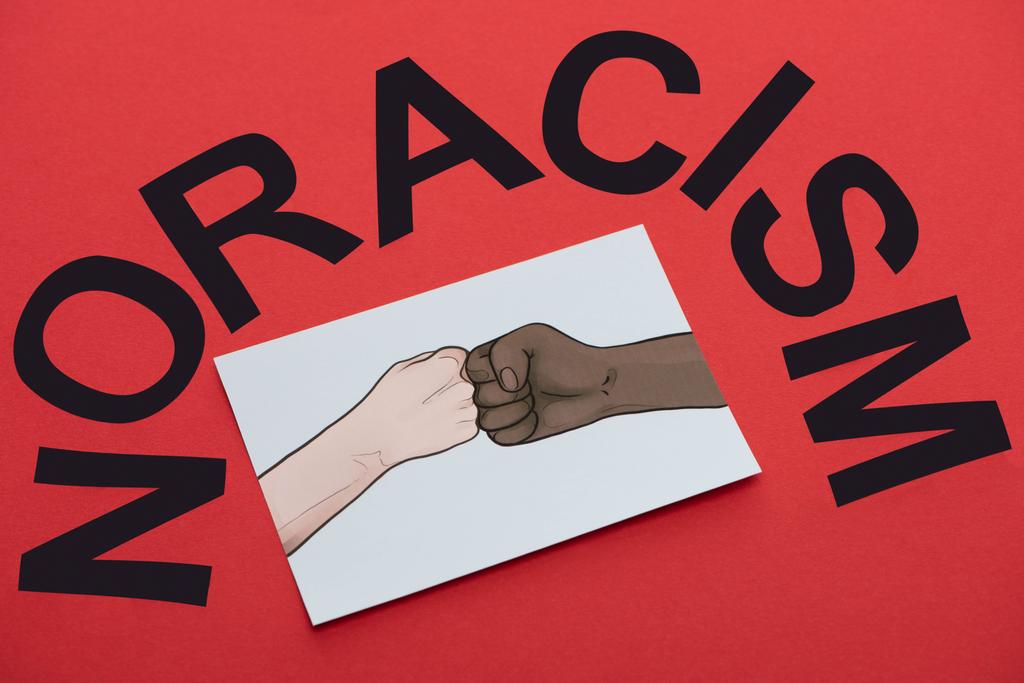 czarny nie rasizm liternictwo i obraz z rysowane wielonarodowe ręce robi pięść guzek na czerwonym tle - Zdjęcie, obraz