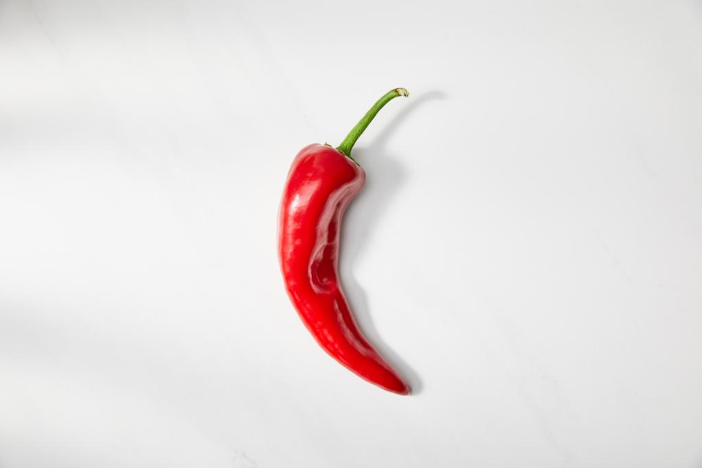 Widok z góry czerwony papryka chili na białym tle - Zdjęcie, obraz