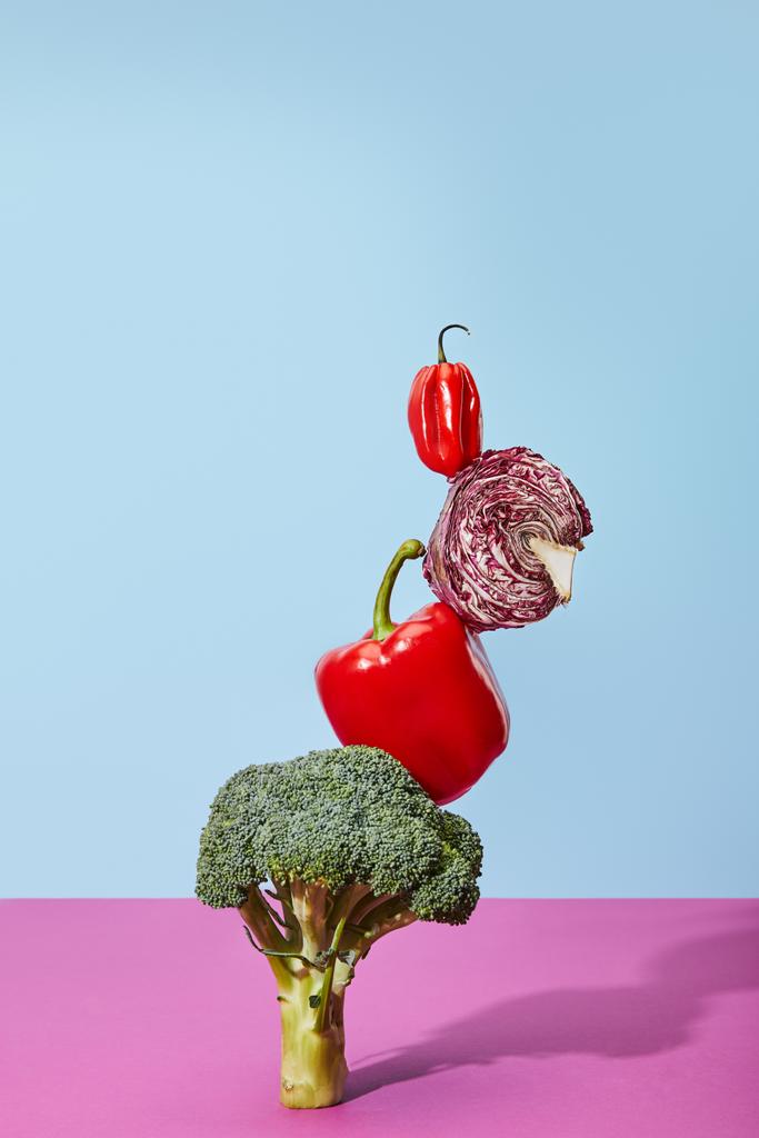 habanero, czerwona kapusta chińska i papryka na brokułach na niebiesko-różowy - Zdjęcie, obraz