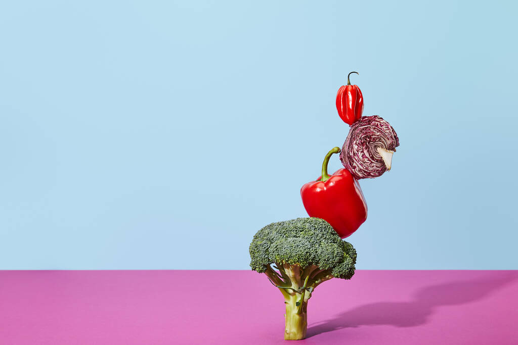 Habanero, kırmızı Çin lahanasının yarısı ve mavi ve pembe brokoli üzerine dolma biber. - Fotoğraf, Görsel