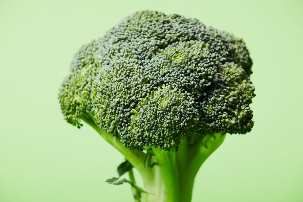 zblízka zralá zelená brokolice na zelené   - Fotografie, Obrázek