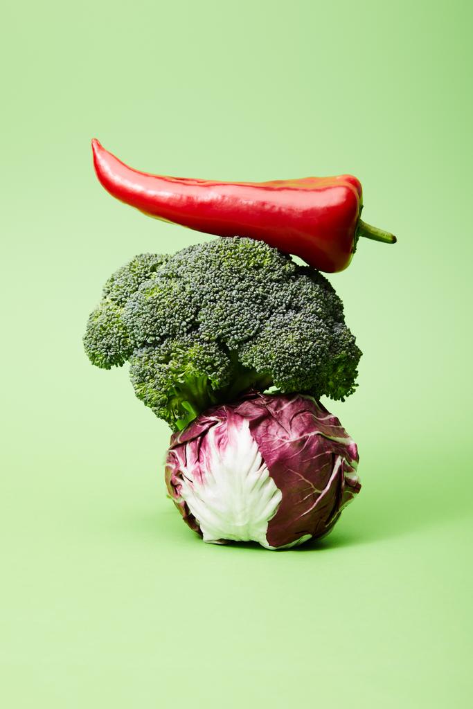papryka chili, brokuły i czerwona kapusta chińska na zielono   - Zdjęcie, obraz