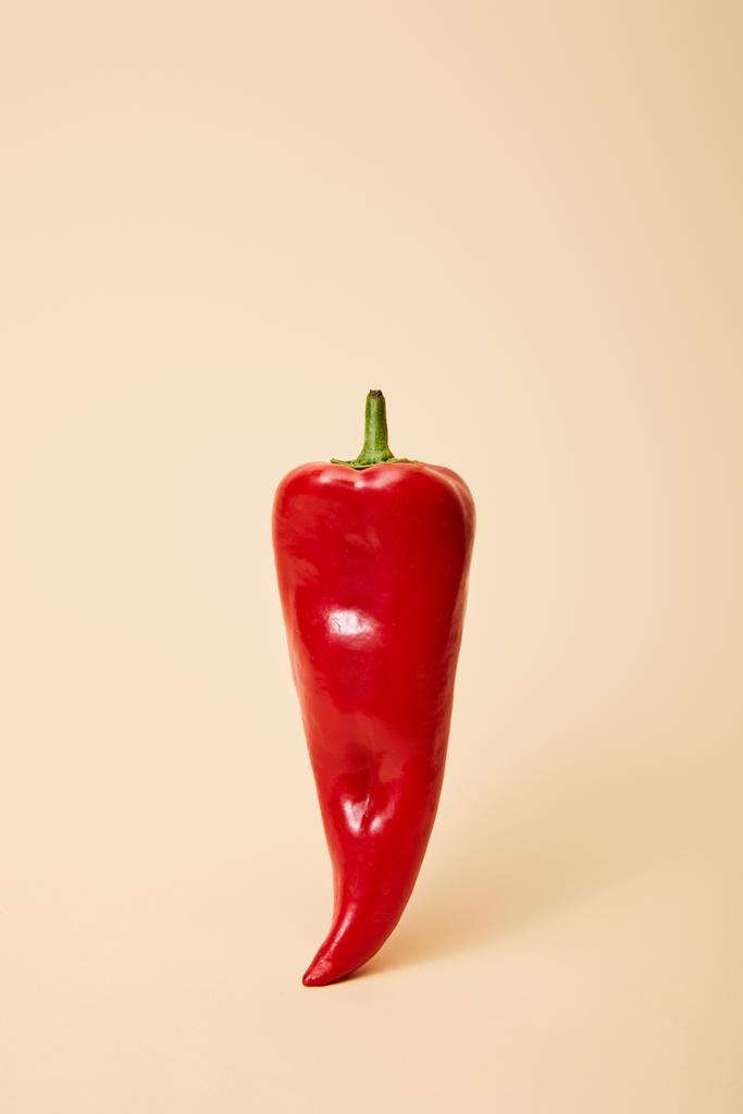 свіжий червоний гарячий перець чилі на бежевому з місцем для тексту
  - Фото, зображення