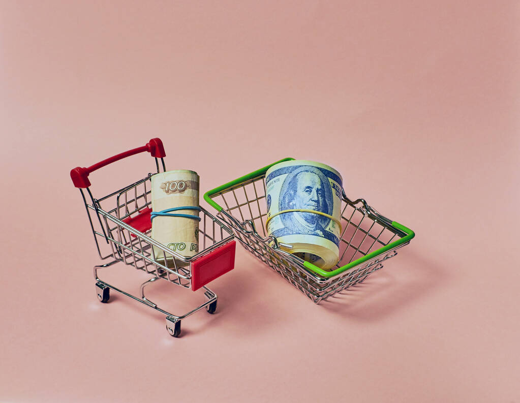 winkelen mini trolley met dollars en roebel - Foto, afbeelding