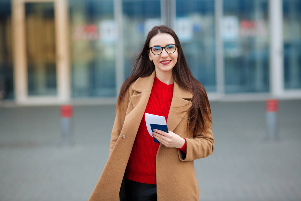 Reisen, Geschäftsreisen. Menschen und Technologie-Konzept - glückliche junge Frau mit Reisetasche auf der Stadtstraße. - Foto, Bild
