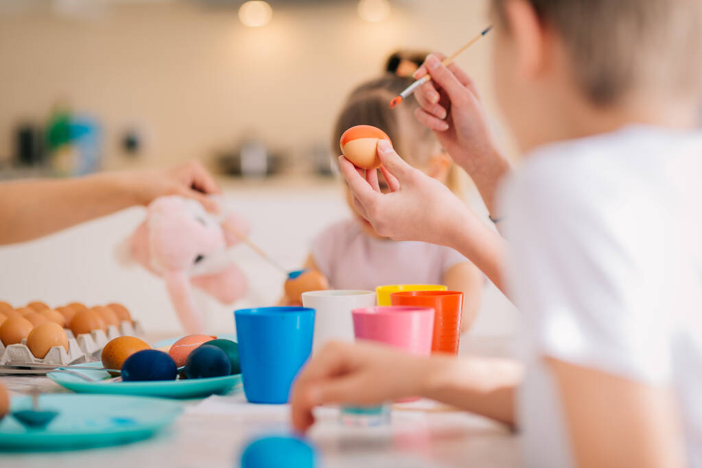 Família Páscoa Decoração Pintura Ovos Mãe com três filhos
 - Foto, Imagem