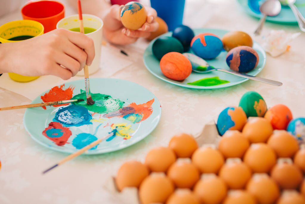 Rodinné velikonoční dekorace Malování vejce maminka se třemi dětmi - Fotografie, Obrázek