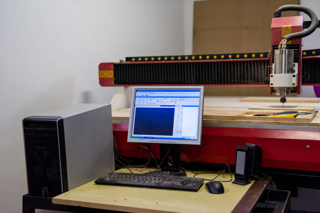 houtfrezen op moderne automatische houtbewerkingsmachine met CNC. meubelproductie. - Foto, afbeelding