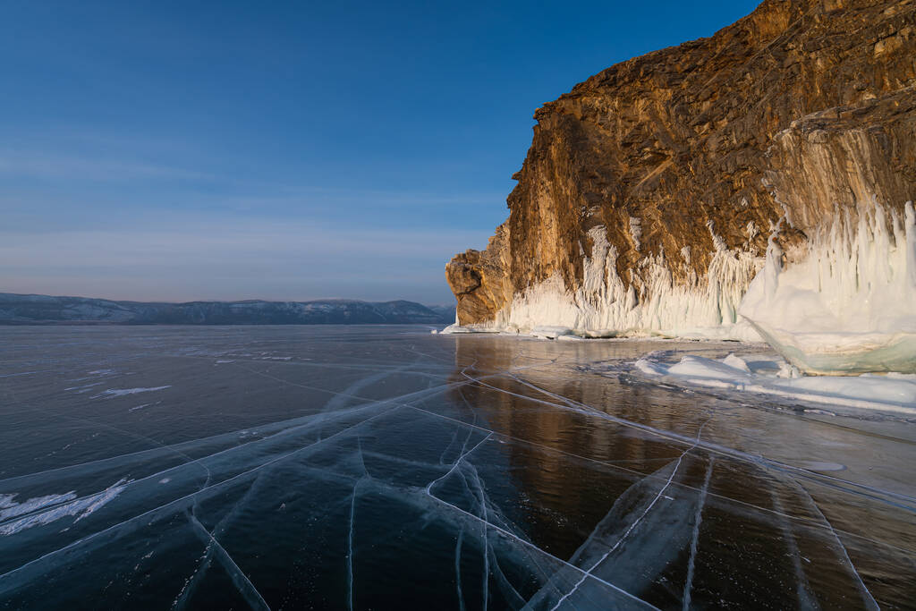Παγωμένη λίμνη Baikal κατά τη χειμερινή περίοδο με ρωγμή στον πάγο, Σιβηρία, Ρωσία, Ασία - Φωτογραφία, εικόνα
