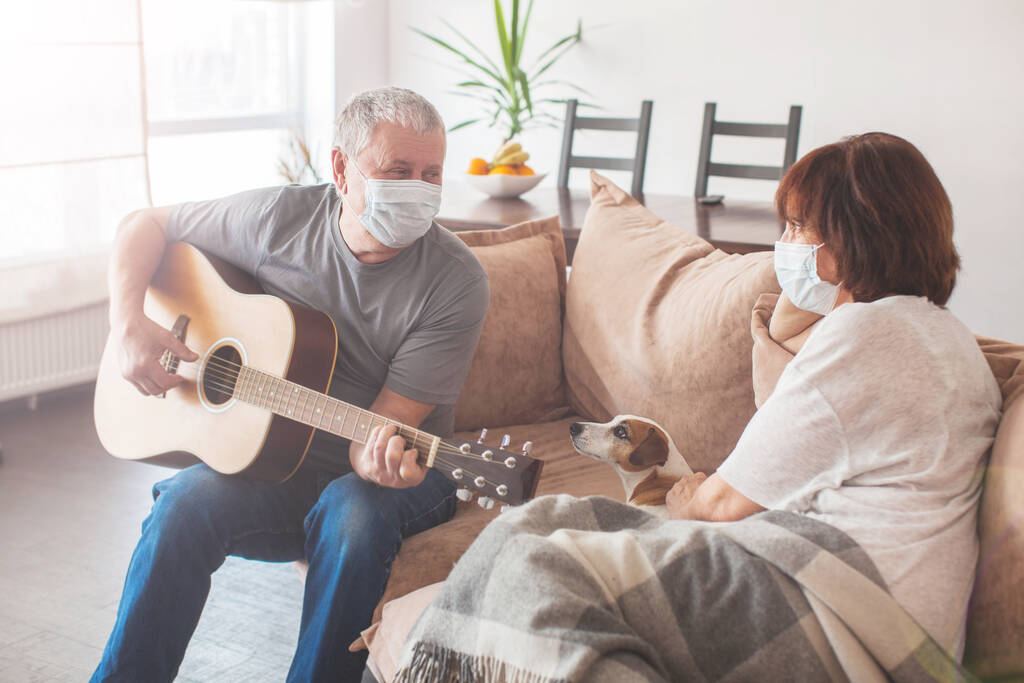 Ouderen met medische maskers tijdens de pandemie coronavirus - Foto, afbeelding