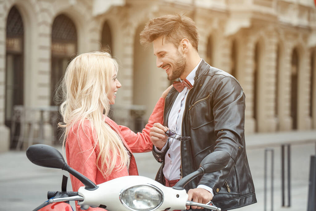 romantisches Paar mit Motorrad. Liebespaar fährt mit Motor in der Stadt. - Foto, Bild