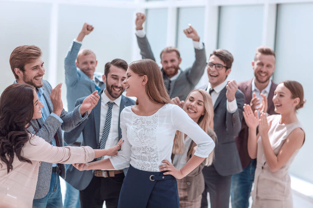 Šťastní zaměstnanci gratulují svému vůdci. koncept vítězství - Fotografie, Obrázek