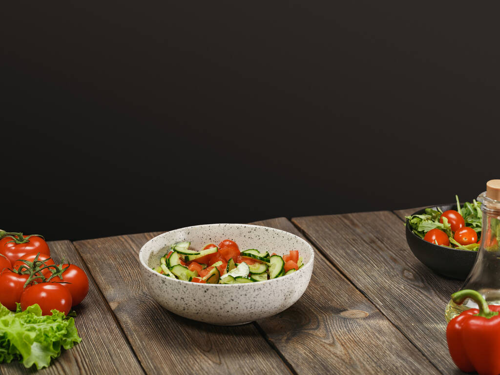 Beyaz kasede taze sebze salatası, ahşap masada, kahverengi arka planda, kopyalanmış. Sağlıklı vejetaryen yaşam tarzı. - Fotoğraf, Görsel
