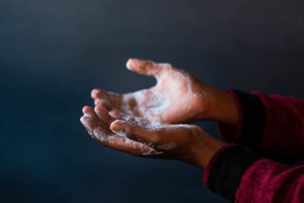 Um tiro de close-up das mãos ensaboadas de uma pessoa - importância de lavar as mãos durante a pandemia do coronavírus
 - Foto, Imagem
