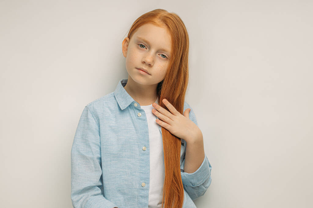imádnivaló kislány hosszú vörös hajjal - Fotó, kép