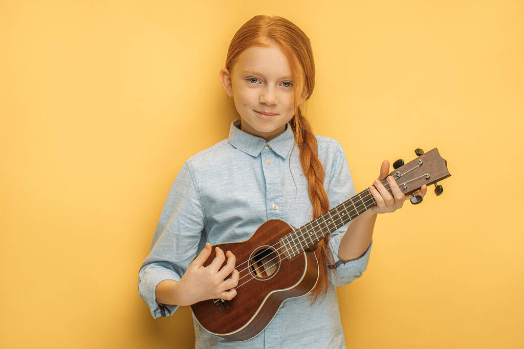 incrível criança menina jogar ukulele
 - Foto, Imagem
