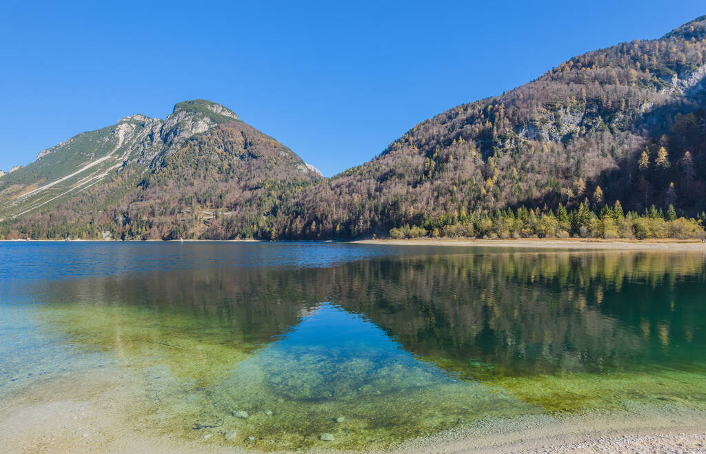 İtalyan Alplerinde Predil Geçidi yakınlarındaki Raibl Gölü. - Fotoğraf, Görsel