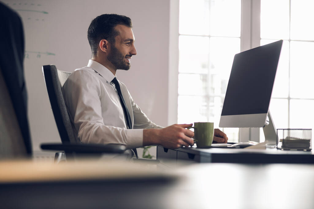 Szakállas fehér férfi dolgozik laptop az irodában - Fotó, kép