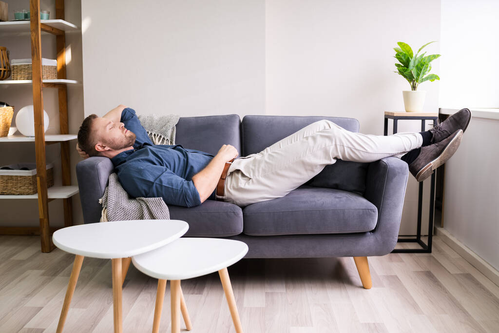 Портрет усталого человека, спящего на диване
 - Фото, изображение
