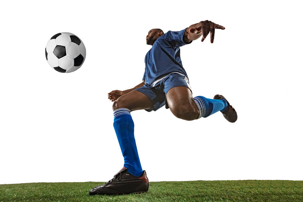 Voetbal of voetbal speler op witte achtergrond - beweging, actie, activiteit concept, groothoek - Foto, afbeelding