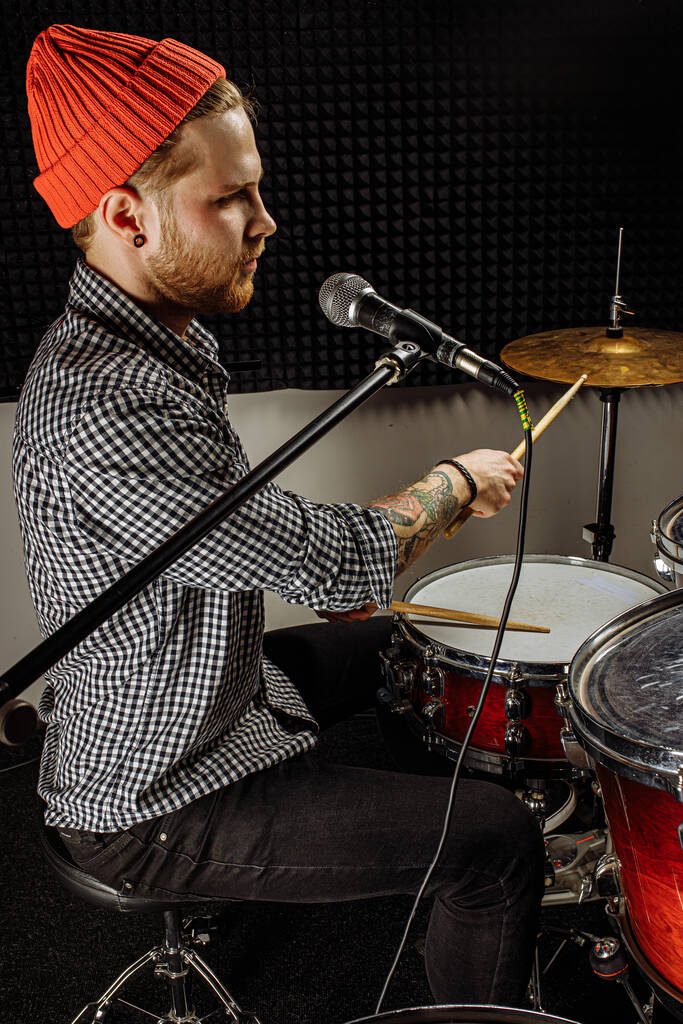 талантливый музыкант играет на барабанах и поет
 - Фото, изображение