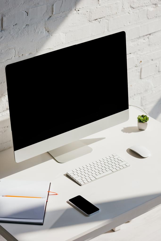 bureau à domicile avec ordinateur et smartphone avec écrans vierges
 - Photo, image
