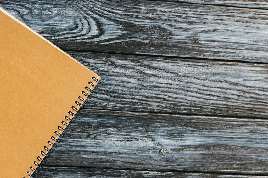 horní pohled na notebook na tmavém dřevěném povrchu s kopírovacím prostorem - Fotografie, Obrázek