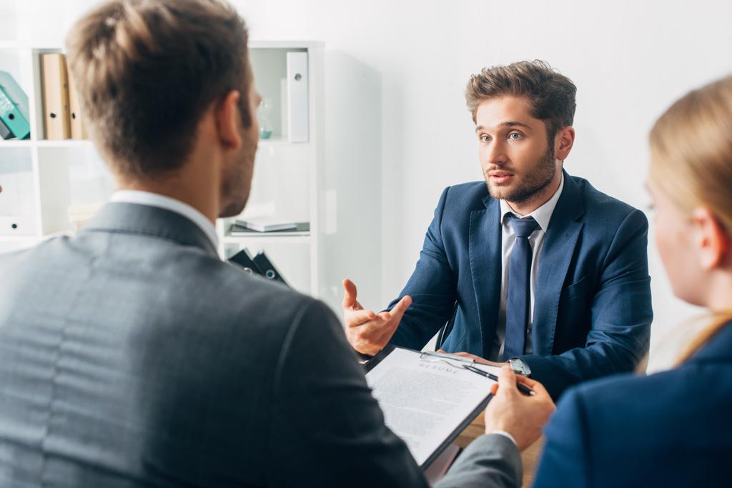 Selectieve focus van werknemer op recruiter tijdens sollicitatiegesprek  - Foto, afbeelding