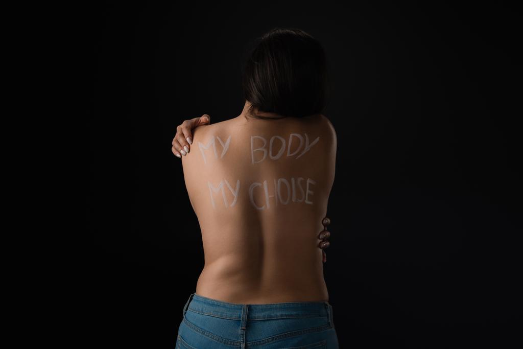 Vista posteriore del modello semi-vestito plus size con scritte My Body My Choice sul corpo isolato su nero
 - Foto, immagini